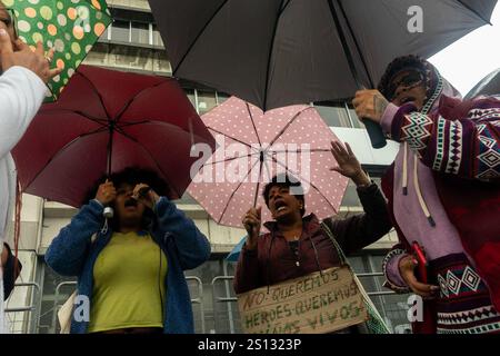 Quito, Ecuador. Dezember 2024 30. Demonstranten mit Regenschirmen singen während der Demonstration Slogans. Der Regen ist gekommen und 22 Tage sind vergangen, seit die vier Kinder aus Las Malvinas in Guayaquil verschwunden sind. Dutzende von Menschen gehen weiterhin auf die Straße, um friedlich zu demonstrieren und fordern den Staat auf, sie lebend zurückzubringen. Quelle: SOPA Images Limited/Alamy Live News Stockfoto