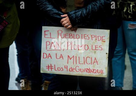 Quito, Ecuador. Dezember 2024 30. Ein Demonstrant hält während der Demonstration ein Plakat. Der Regen ist gekommen und 22 Tage sind vergangen, seit die vier Kinder aus Las Malvinas in Guayaquil verschwunden sind. Dutzende von Menschen gehen weiterhin auf die Straße, um friedlich zu demonstrieren und fordern den Staat auf, sie lebend zurückzubringen. Die Verwandten der Kinder Steven Medina, Saul Arboleda und die Brüder Ismael und Josue Arroyo, die am 8. Dezember im Süden von Guayaquil verschwanden, warten immer noch auf die Bestätigung der Identität der vier verbrannten Leichen, die in einem Fluss nahe dem Luftwaffenstützpunkt Taura gefunden wurden. Stockfoto