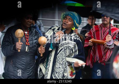 Quito, Ecuador. Dezember 2024 30. Eine schwarze Frau singt während der Demonstration. Der Regen ist gekommen und 22 Tage sind vergangen, seit die vier Kinder aus Las Malvinas in Guayaquil verschwunden sind. Dutzende von Menschen gehen weiterhin auf die Straße, um friedlich zu demonstrieren und fordern den Staat auf, sie lebend zurückzubringen. Die Verwandten der Kinder Steven Medina, Saul Arboleda und die Brüder Ismael und Josue Arroyo, die am 8. Dezember im Süden von Guayaquil verschwanden, warten immer noch auf die Bestätigung der Identität der vier verbrannten Leichen, die in einem Fluss nahe dem Luftwaffenstützpunkt Taura gefunden wurden. Gutschrift: Stockfoto