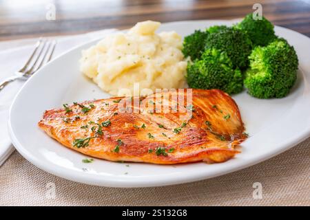 Blick auf einen Teller mit gegrilltem Lachs, gedämpftem Brokkoli und Kartoffelpüree. Stockfoto