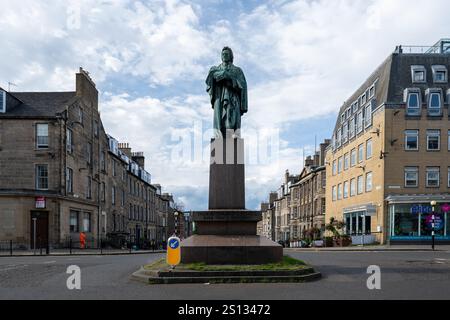 Edinburgh, Großbritannien - 17. Juli 2024: Statue von Thomas Chalmers, dem ersten Moderator der Kirche, in der George Street in der Stadt. Stockfoto