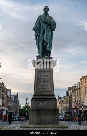 Edinburgh, Schottland - 16. Juli 2024: George Street mit Victoria-Architektur und William Pitt the Younger Statue. Stockfoto