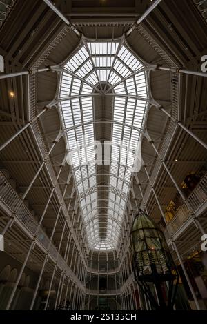 Edinburgh, Schottland - 16. Juli 2024: Innenraum des National Museum of Scotland in Edinburgh, Vereinigtes Königreich Stockfoto