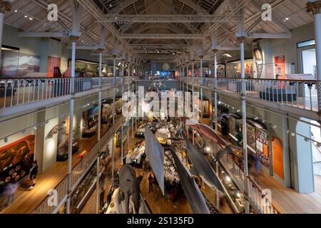 Edinburgh, Schottland - 16. Juli 2024: Innenraum des National Museum of Scotland in Edinburgh, Vereinigtes Königreich Stockfoto