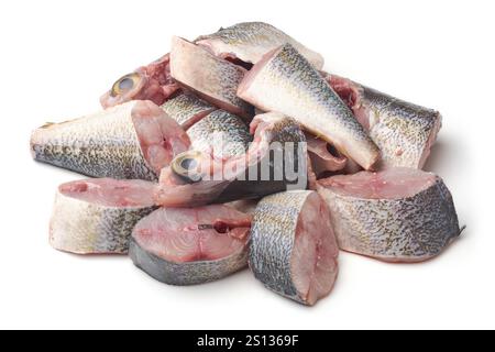 Haufen frischer roher Fischfilets isoliert mit weißem Hintergrund, in Scheiben geschnittene Meeresfrüchte mit rosa Fleisch oder Fleisch zum Kochen Stockfoto