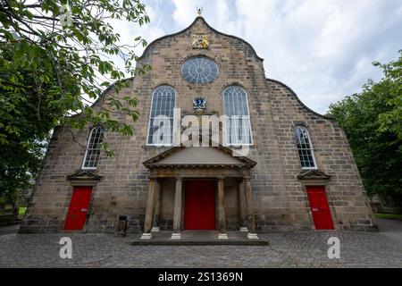 Ein Blick auf die wunderschöne Canongate Kirk auf Canongate entlang der Royal Mile in Edinburgh Stockfoto