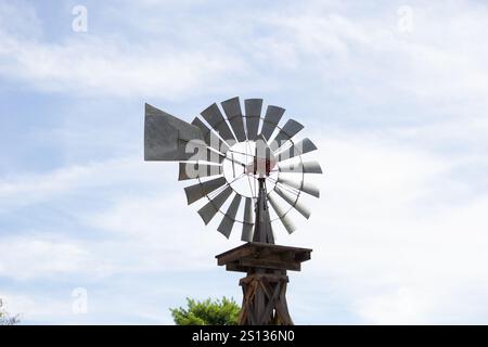 Temecula, Kalifornien, USA - 04-08-2019: Nahaufnahme des oberen Teils der Windmühle im Hauptquartier von Vail. Stockfoto