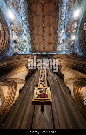 Glasgow, Großbritannien - 13. Juli 2024: Innere der Kathedrale von Glasgow mit schottischer gotischer Architektur, der ältesten Kathedrale Schottlands. Stockfoto