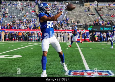 East Rutherford, New Jersey, USA. Dezember 2024. Der New York Giants Wide Receiver DARIUS SLAYTON (86) wärmt sich vor dem regulären Spiel der Indianapolis Colts gegen die New York Giants im MetLife Stadium in East Rutherford, NJ am 29. Dezember 2024 auf. Die Giants besiegten die Colts 45''”33. Der Sieg der Riesen eliminiert die Colts aus den Playoffs. (Kreditbild: © Israel Anta via ZUMA Press Wire) NUR REDAKTIONELLE VERWENDUNG! Nicht für kommerzielle ZWECKE! Stockfoto