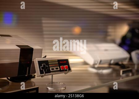 Rochester, New York, USA - 12.6,2024: Nintendo Entertainment System im Strong National Museum of Play Stockfoto