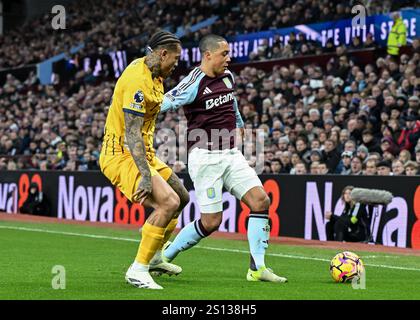 Birmingham, Großbritannien. Dezember 2024 30. Youri Tielemans aus Aston Villa hält Igor Julio aus Brighton & Hove Albion während des Premier League-Spiels im Villa Park in Birmingham ab. Der Bildnachweis sollte lauten: Cody Froggatt/Sportimage Credit: Sportimage Ltd/Alamy Live News Stockfoto