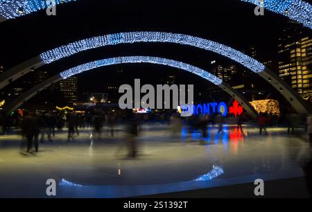Eislaufabende im Eisring auf dem Nathan Phillips Square, vor dem Rathaus in Toronto. Aktive Erholung, Sport, Winteraktivität Stockfoto