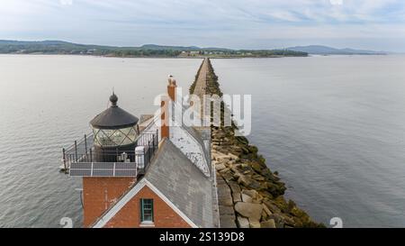 Rockland Breakwater Lighthouse, der durch den Hafen am Golf von Maine führt Stockfoto