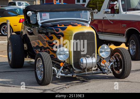 Ein maßgeschneidertes 1932 Ford Hot Rod Cabriolet mit bemalten Flammen auf einer Automobilausstellung in Auburn, Indiana, USA. Stockfoto