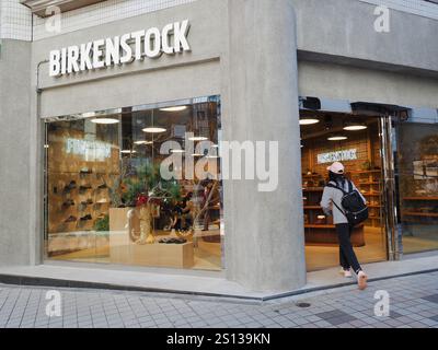 TOKIO, JAPAN - 29. Dezember 2024: Ein Schuhgeschäft von Birkenstock in Tokio, Shinjuku. Es gibt eine japanische Neujahrsdekoration im Fenster. Stockfoto