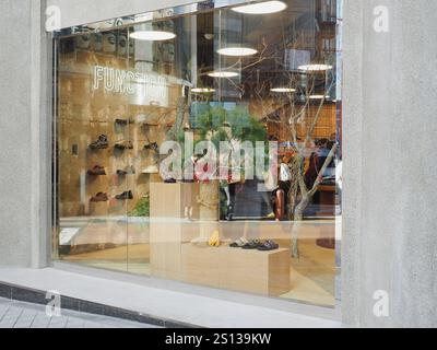 TOKIO, JAPAN - 29. Dezember 2024: Ein Schuhgeschäft von Birkenstock in Tokio, Shinjuku. Es gibt eine japanische Neujahrsdekoration im Fenster. Stockfoto