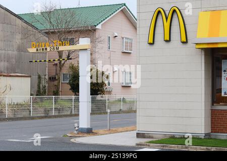 CHIBA, JAPAN - 3. Februar 2023: Eintritt in den Drive-Thru-Bereich eines McDonalds Restaurants. Es ist in Sanmu City in der Präfektur Chiba. Stockfoto