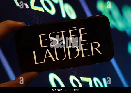 Polen. Dezember 2024. In dieser Fotoabbildung wird das Firmenlogo von Estee Lauder auf einem Smartphone-Bildschirm angezeigt. (Foto: Piotr SWAT/SOPA Images/SIPA USA) *** ausschließlich für redaktionelle Nachrichten *** Credit: SIPA USA/Alamy Live News Stockfoto