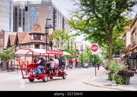 Madison, WI USA - 27. August 2017: Trolley Pub mit Passagieren, die die Ecke auf der State Street in Madison, Wisconsin, abbiegen. Stockfoto