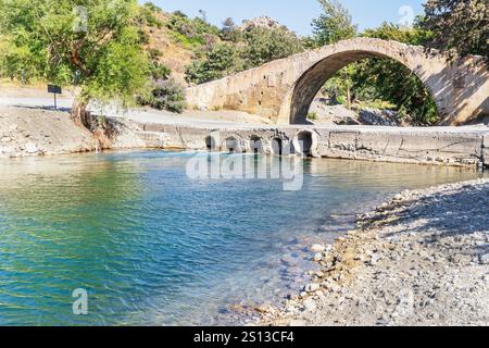 Alte Bogenbrücke über den Fluss Megalopotamos, Preveli, Rethymno, Südkreta, Kreta, Griechische Inseln, Griechenland Stockfoto