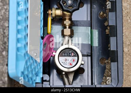 Messgerät für den Wasserverbrauch, Ein Wasserzähler im Boden von zu Hause in Japan Stockfoto