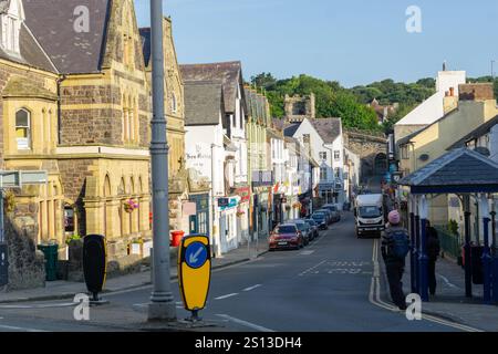 Conwy Wales - July 31 2024; Bilingual Welsh English sign advising to pay and display parking ticket. 2024; Typical modern street scene in medieval Eur Stockfoto