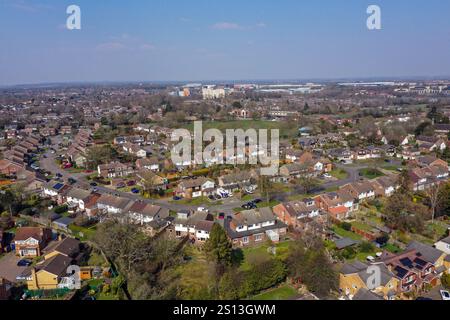 Aktenfoto vom 27/03/20 eine Luftaufnahme von Leverstock Green bei Hemel Hempstead. Das kommende Jahr wird ein „Käufermarkt“ sein, bei dem Hausjäger mehr Verhandlungsmacht haben und die Verkäufe steigen, wie Experten prognostizierten. Aber auch die optimistischeren Erwartungen für 2025 sind mit Vorsicht getönt: Ein Schlüsselabschlag soll im Frühjahr enden, die allgemeine Wirtschaft und die Geschwindigkeit künftiger potenzieller Zinssenkungen sind ungewiss. Ausgabedatum: Dienstag, 31. Dezember 2024. Stockfoto