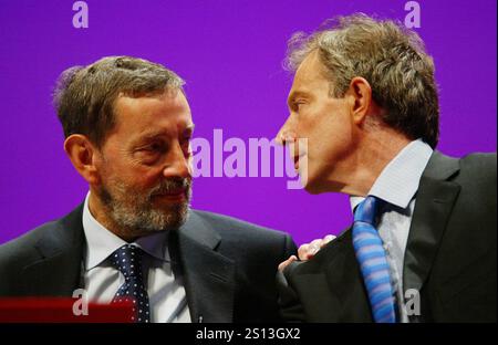 Aktenfoto vom 10/2003 von Premierminister Tony Blair und Innenminister David Blunkett auf der Labour Party-Konferenz in Bournemouth. Die Labour-Regierung von Tony Blair hat trotz wachsender Bedenken unter den hochrangigen Ministern die Pläne vorangetrieben, Migranten aus Osteuropa uneingeschränkten Zugang zum Vereinigten Königreich zu gewähren, so kürzlich veröffentlichte offizielle Akten. Zeitungen, die an das National Archives in Kew, West-London, veröffentlicht wurden, der stellvertretende Premierminister John Prescott und der Außenminister Jack Straw drängten beide auf Verzögerung und warnten vor einem Anstieg der Einwanderung, wenn keine Kontrollen eingeführt wurden. Ausgabedatum: Tu Stockfoto