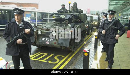 Aktenfoto vom 2/2003 von Soldaten in einem gepanzerten Auto, die vor Terminal 2 am Londoner Flughafen Heathrow stehen. Die Minister in Tony Blairs Regierung waren überrascht von dem Ausmaß einer Militäroperation zur Sicherung des Flughafens Heathrow angesichts der Angst vor einem bevorstehenden Terroranschlag auf al Qaida, wie neu veröffentlichte offizielle Akten belegen. Akten, die vom National Archives in Kew, West London veröffentlicht wurden, zeigen, dass der damalige Innenminister David Blunkett dem Kabinett erzählte, dass der Einsatz zwar mit den Sicherheitsdiensten und dem Militär vereinbart worden sei, sie aber keine solche hochkarätige Show erwartet hätten Stockfoto