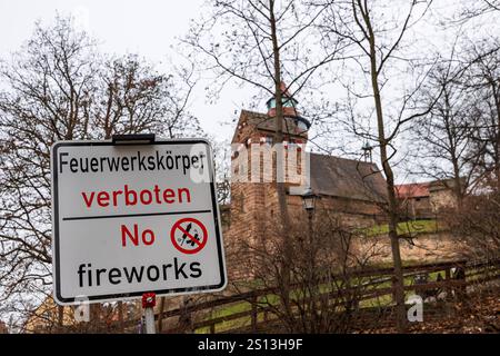 Nürnberg Boellerverbot und Feuerwerksverbot in der Nürnberger Altstadt zu Silvester, 30.12.2024 ein Schild mit der Aufschrift Feuerwerk verboten in Deutsch und kein Feuerwerk in Englisch das Schild markiert eine Feuerwerksverbotszone in der Altstadt von Nürnberg, das Verbot gilt zu Silvester und Neujahr und wird durch Kontrollen ueberwacht. Hier am Burgberg, im Hintergrund der Sinwellturm der Kaiserburg. Boellerverbot und Feuerwerksverbot in der Nürnberger Altstadt zu Silvester, 30.12.2024 *** Nürnberger Feuerwerkverbot in der Nürnberger Altstadt am Silvesterabend, 30 12 2 Stockfoto