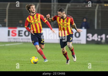 Como, Italien. Dezember 2024 30. Comos US Lecce's Antonino Gallo US Lecce's Tete Morente in Aktion während des Fußballspiels Serie A Enilive 2024/2025 zwischen Como und Lecce im Giuseppe Sinigaglia Stadion in Como, Norditalien - Montag, 30. Dezember 2024. Sport - Fußball. (Foto: Antonio Saia/LaPresse) Credit: LaPresse/Alamy Live News Stockfoto