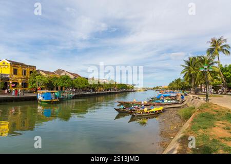 Traditionelle vietnamesische Holzfischboote auf dem Fluss Thu Bon in Hoi an, Hoian, Zentralvietnam, Asien im Juni Stockfoto