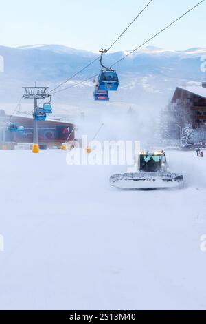 Bansko, Bulgarien - 21. Januar 2024: Bulgarisches Winterskigebiet mit Skiratrack auf der Piste, Gondelbahnen Stockfoto