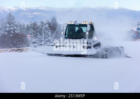 Bansko, Bulgarien - 21. Januar 2024: Bulgarisches Winterskigebiet mit Skiratrack auf der Piste, Gondelbahnen Stockfoto