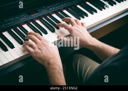 Männliche Hände spielen Ein digitales Klavier Stockfoto