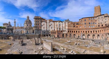 Stadtansicht von Rom in Italien: Die kaiserlichen Foren mit Trajans Markt und Forum des Augustus. Stockfoto