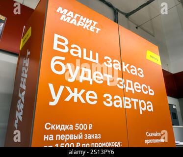 Woronesch, Russland - 18. Juli 2024: Paketterminal für die Ausgabe von Bestellungen der Magnit-Handelskette Stockfoto