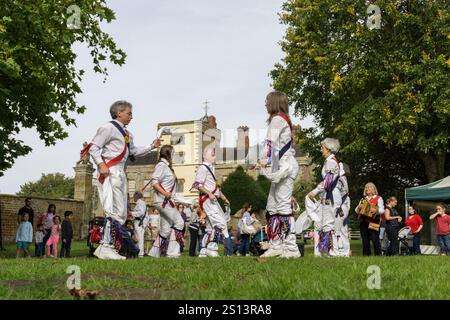 Morris-Tänzerinnen und Tänzerinnen treten auf einer Landmesse in Canons Ashby, Northamptonshire, Großbritannien auf Stockfoto