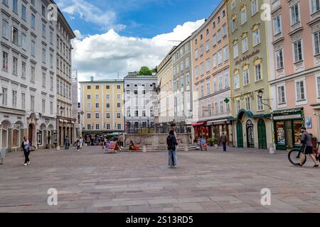 SALZBURG, ÖSTERREICH - 24. MAI 2024: Alter Markt ist ein alter Marktplatz aus dem 13. Jahrhundert, der heute von Häusern umgeben ist, die im 18. Jahrhundert erbaut wurden Stockfoto