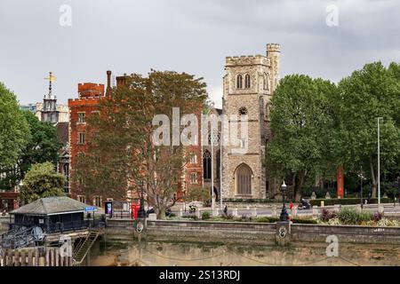 LONDON, GROSSBRITANNIEN - 12. MAI 2014: Dies ist Morton's Tower am Eingang zum Lambeth Palace und dem Garden Museum in der alten Kirche. Stockfoto