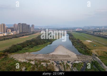 Luftaufnahme von Hsinchu am Fluss Touqian im Norden Taiwans Stockfoto