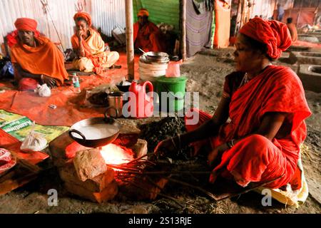 Kalkutta, Indien. Dezember 2024 30. Eine Inderin Sadhu (Hinduheilige Frau) kocht und bereitet das Abendessen in ihrem temporären Lager auf dem Weg nach Gangasagar in einer kalten Winternacht in Kalkutta, Indien, am 30. Dezember 2024 zu. Tausende von Hindu-Pilgern werden am verheißungsvollen Makar Sankranti-Festtag, der am 14. Januar fällt, das jährliche heilige Bad in Gangasagar nehmen, wo der Ganges auf die Bucht von Bengalen trifft. (Foto: Debajyoti Chakraborty/NurPhoto) Credit: NurPhoto SRL/Alamy Live News Stockfoto