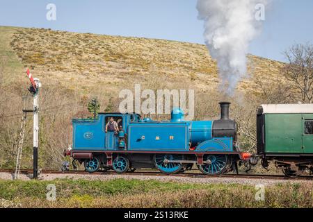 CR '439' Klasse 0-4-4T Nr. 419 verlässt den Bahnhof Corfe Castle an der Swanage Railway in Dorset, England, Großbritannien Stockfoto