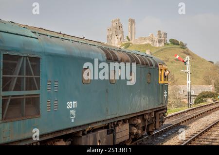 BR Klasse 33 Nr. 33111, Corfe Castle, Dorset, England, Großbritannien Stockfoto