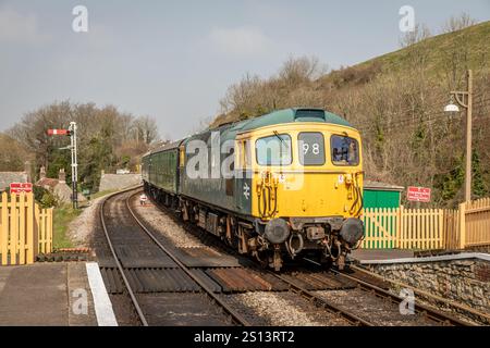 BR Klasse 33 Nr. 33111, Corfe Castle, Dorset, England, Großbritannien Stockfoto