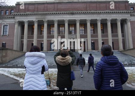Boston, Massachusetts, USA. Dezember 2024. Die Leute machen Fotos an der Harvard University in Boston. (Credit Image: © Michael Ho Wai Lee/SOPA Images via ZUMA Press Wire) NUR REDAKTIONELLE VERWENDUNG! Nicht für kommerzielle ZWECKE! Stockfoto