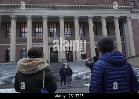 Boston, Massachusetts, USA. Dezember 2024. Die Leute machen Fotos an der Harvard University in Boston. (Credit Image: © Michael Ho Wai Lee/SOPA Images via ZUMA Press Wire) NUR REDAKTIONELLE VERWENDUNG! Nicht für kommerzielle ZWECKE! Stockfoto