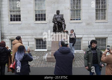 Boston, Massachusetts, USA. Dezember 2024. Die Leute machen Fotos an der Harvard University in Boston. (Credit Image: © Michael Ho Wai Lee/SOPA Images via ZUMA Press Wire) NUR REDAKTIONELLE VERWENDUNG! Nicht für kommerzielle ZWECKE! Stockfoto