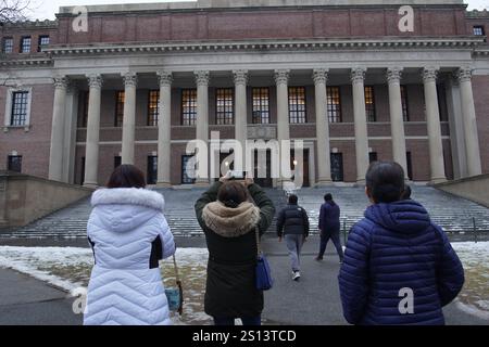 Boston, Usa. Dezember 2024. Die Leute machen Fotos an der Harvard University in Boston. (Foto: Michael Ho Wai Lee/SOPA Images/SIPA USA) Credit: SIPA USA/Alamy Live News Stockfoto