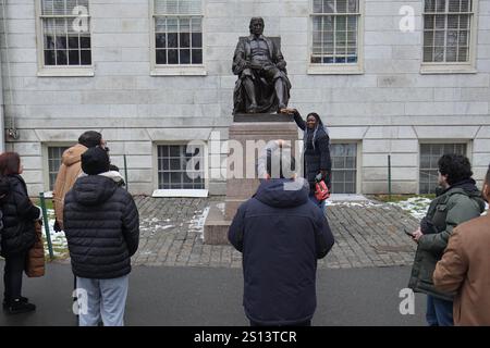 Boston, Massachusetts, USA. Dezember 2024. Die Leute machen Fotos an der Harvard University in Boston. (Credit Image: © Michael Ho Wai Lee/SOPA Images via ZUMA Press Wire) NUR REDAKTIONELLE VERWENDUNG! Nicht für kommerzielle ZWECKE! Stockfoto